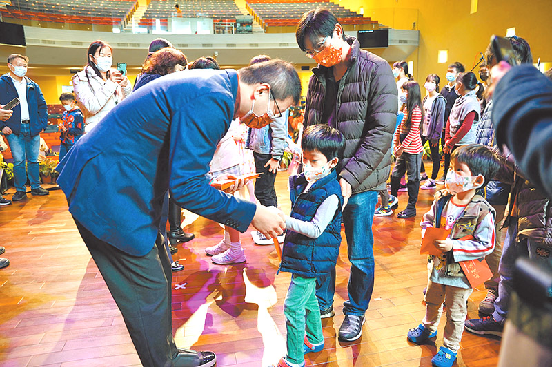 在農曆年前，天橋教會發放紅包給孩子，分享年節的祝福。（圖／天橋教會提供）