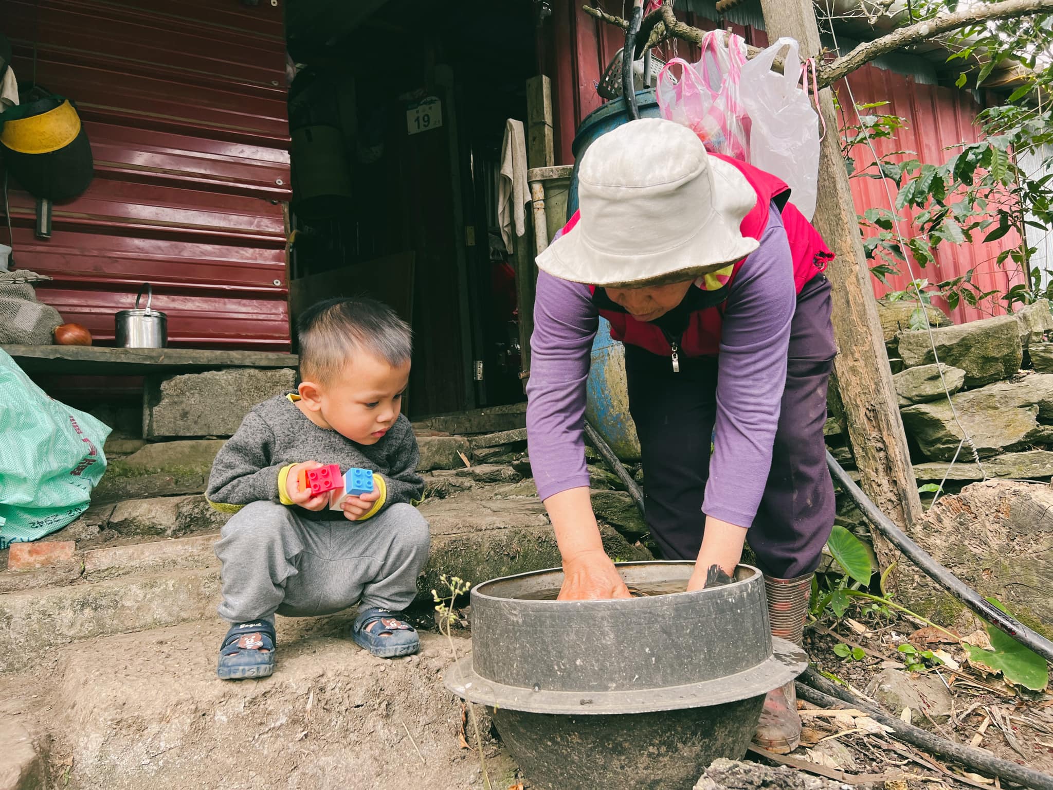 何禮芃的外婆與外公在海拔1200公尺的山上，過著簡單農家生活。（圖／受訪者提供）