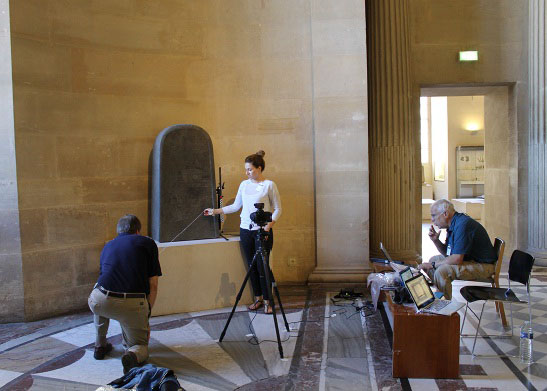 考古學者研究米沙石碑上刻的文字。（圖／翻攝自jurnalcrestin.ro）