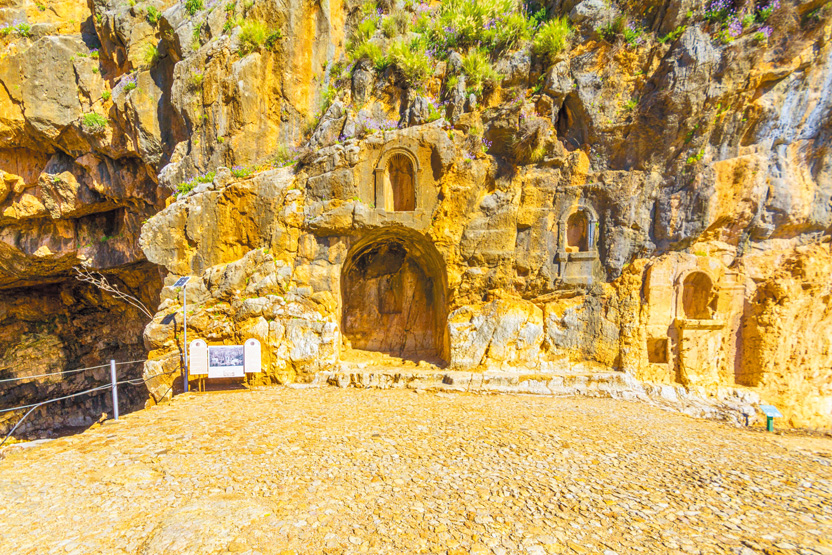 凱撒利亞腓立比的希臘之神潘神（Pan）洞穴，原本放置許多不同的異教神祇雕像。