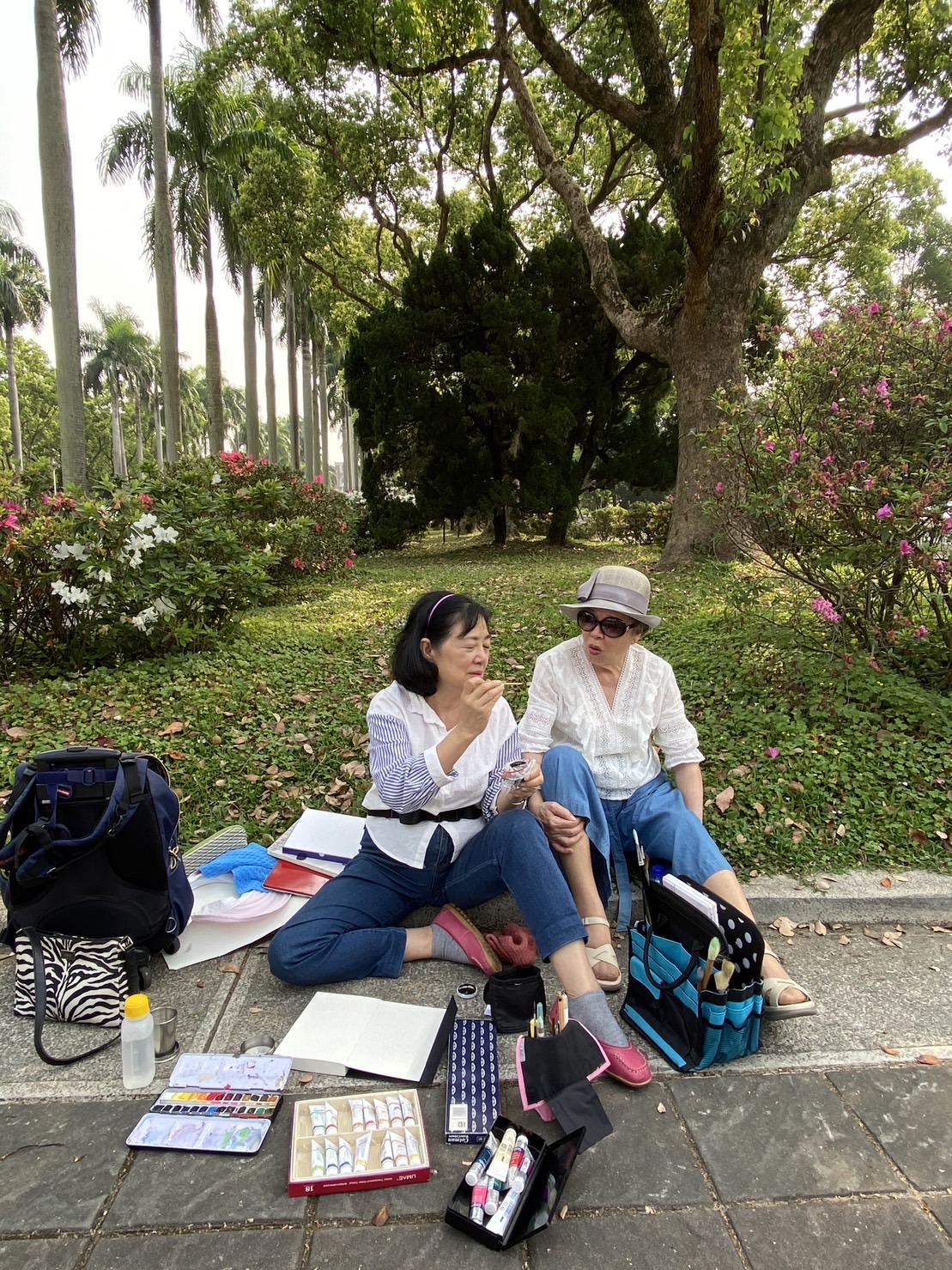 李高寶玉及女兒李國嘉在台大校園寫生