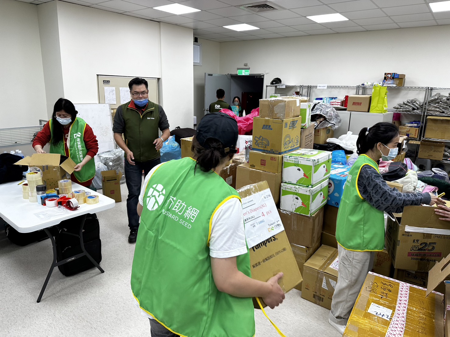 民眾的愛心仍陸續湧進芥菜種會募集據點。(圖/芥菜種會提供)