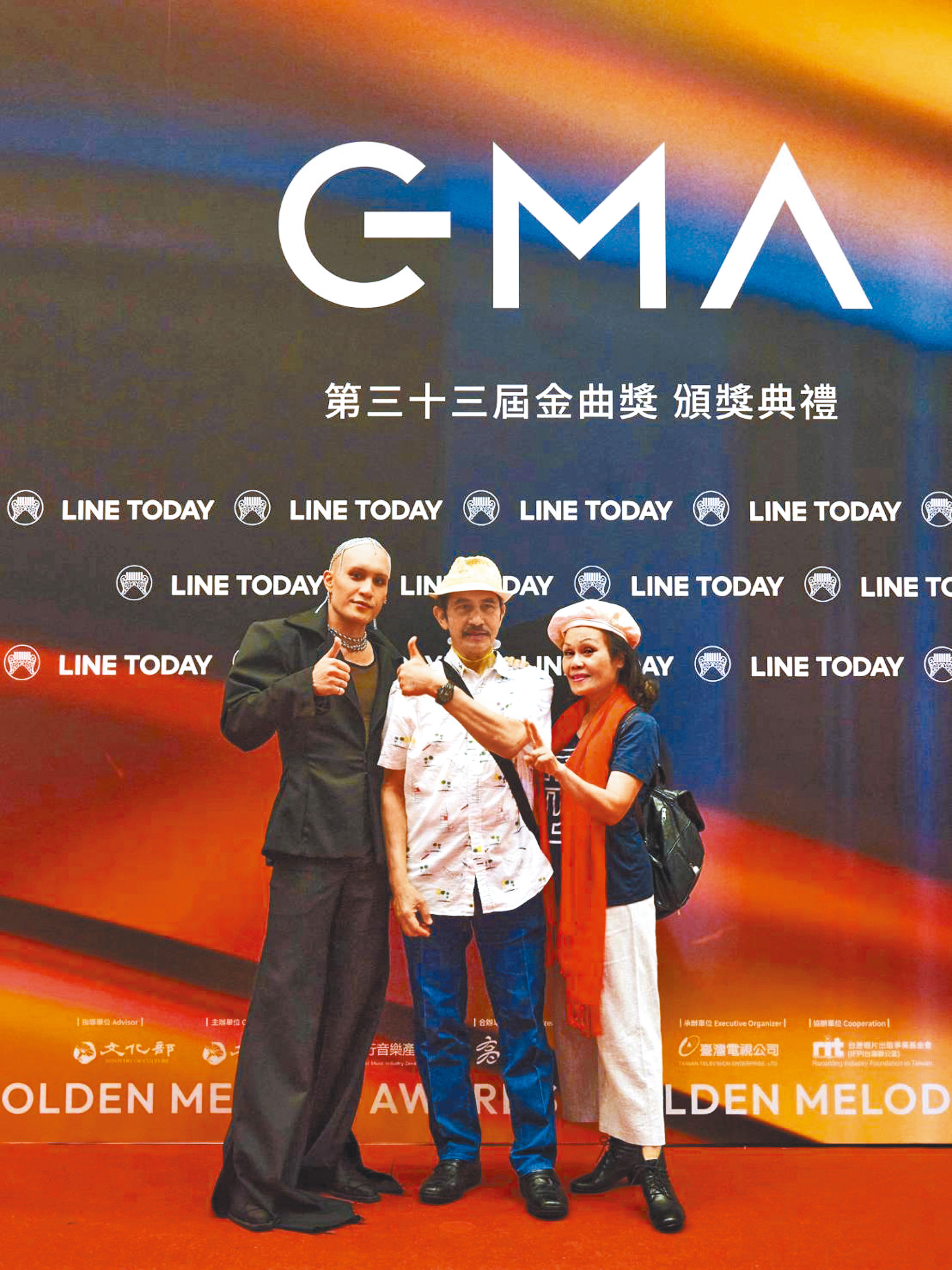黃宣在金曲獎頒獎典禮與爸爸黃榮勇長老及媽媽陳艾美牧師合影。