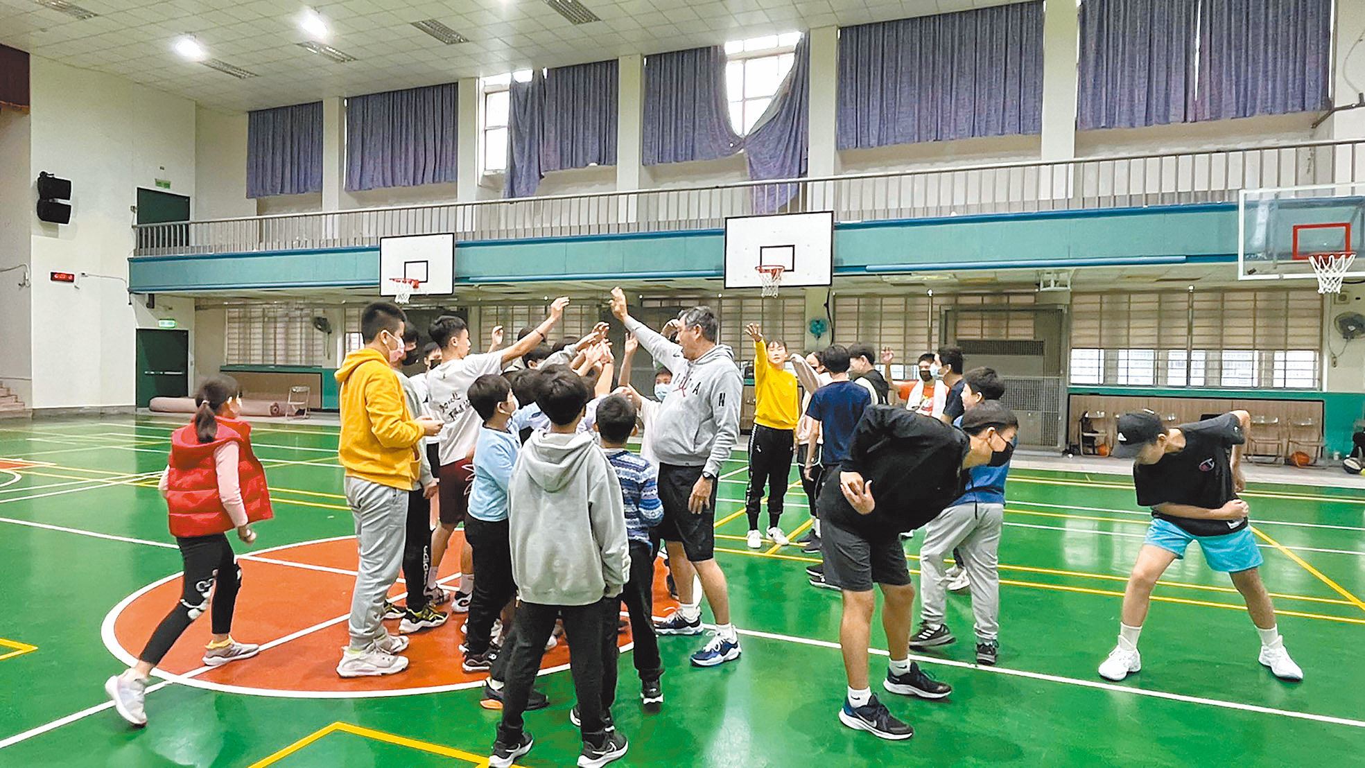 教會的籃球班吸引不少青年。（彭榮道牧師提供）
