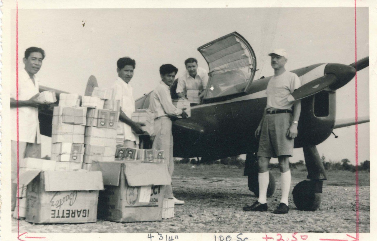 1947年原為飛行員的宣教士駕著飛機載著福音單張到偏遠村莊。（圖／翻攝自FB@Centennial）