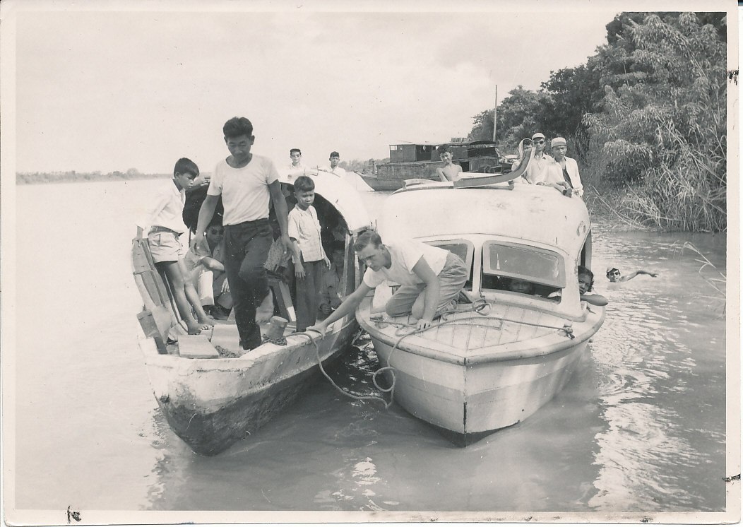 宣教士用船支接送偏遠地區民眾日常往來。（圖／翻攝自FB@Centennial）