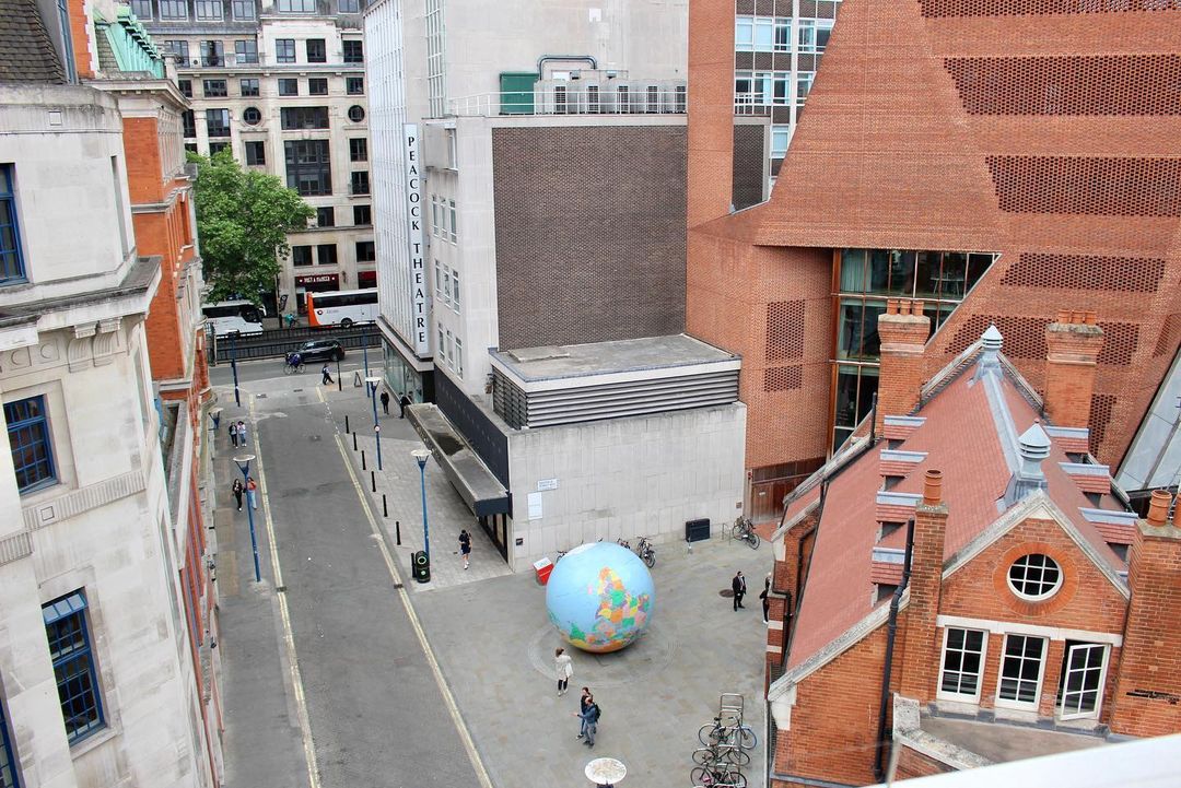俯看倫敦政經學院校門口的地球儀。（圖／翻攝自FB@LSE）