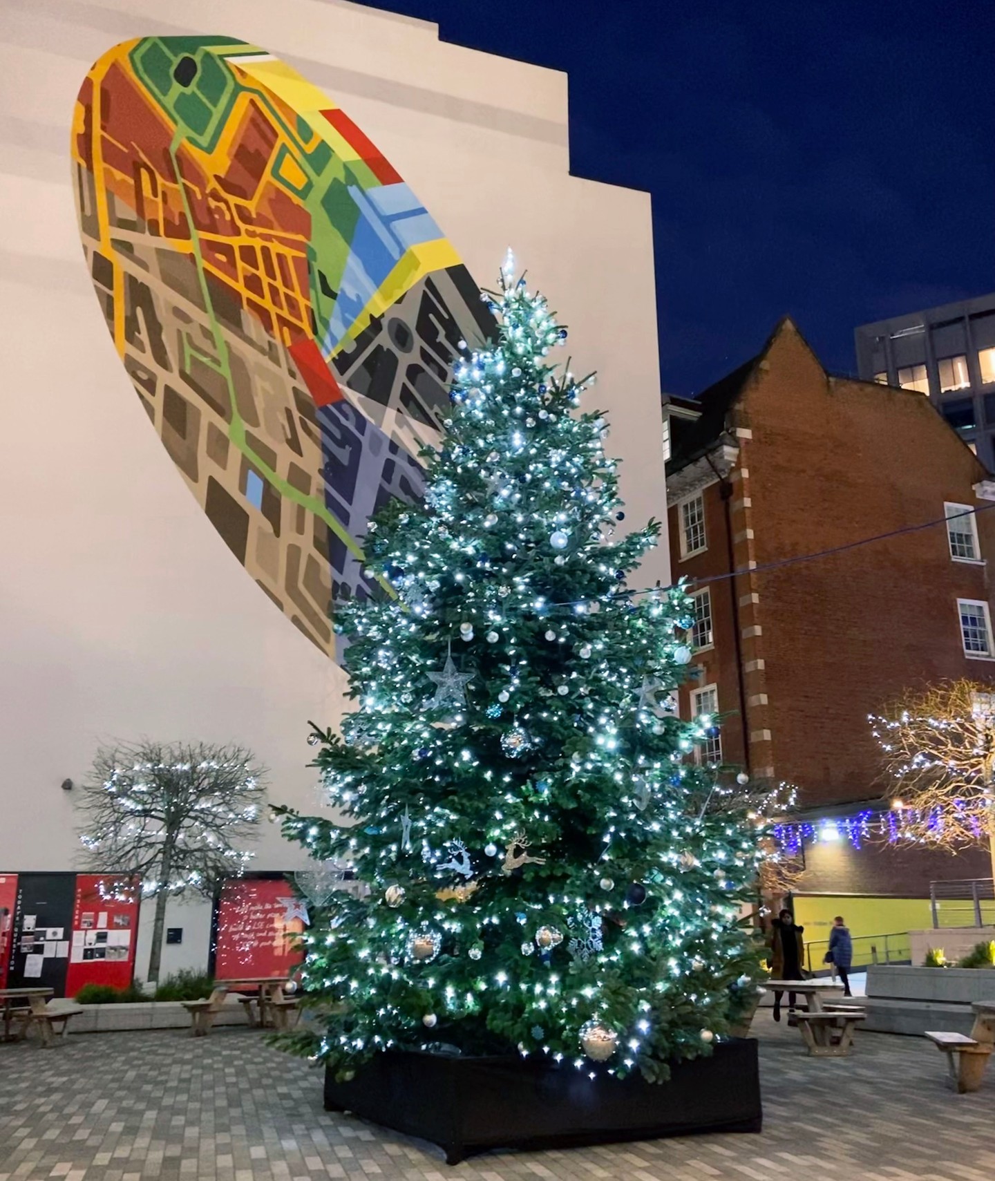 去年（2022）聖誕節，LSE曾擺放聖誕樹。（圖／翻攝自FB@LSE）