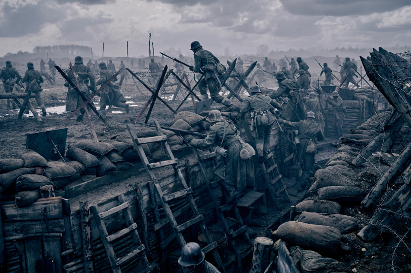 電影描繪德法兩軍在西部戰線幾百公尺腹地，來來回回進行膠著的壕溝戰。（劇照來源：Netflix）
