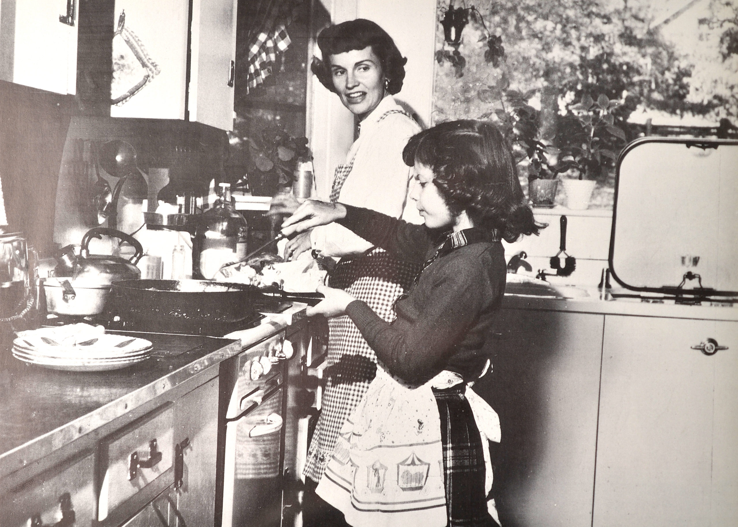 鍾路得師母與女兒在廚房熟飪。