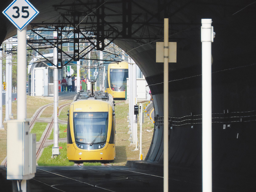 輕軌列車由雙城站經過隧道，往機廠行駛。（作者攝影）
