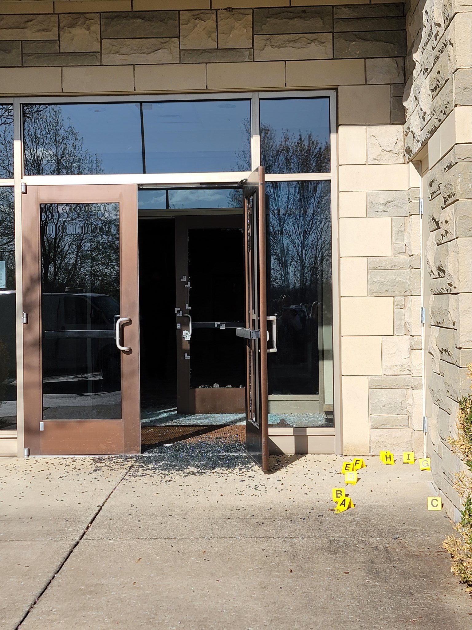 學校側門玻璃遭歹徒射擊破壞。（圖／Metro Nashville Police Department）