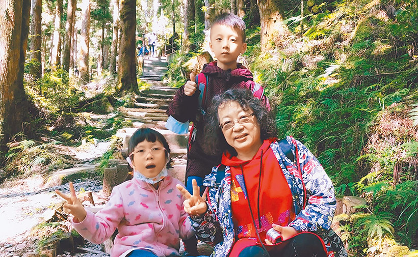 溫小平和孫子孫女出外旅遊。（圖／小平阿嬤的孫子兵法臉書）