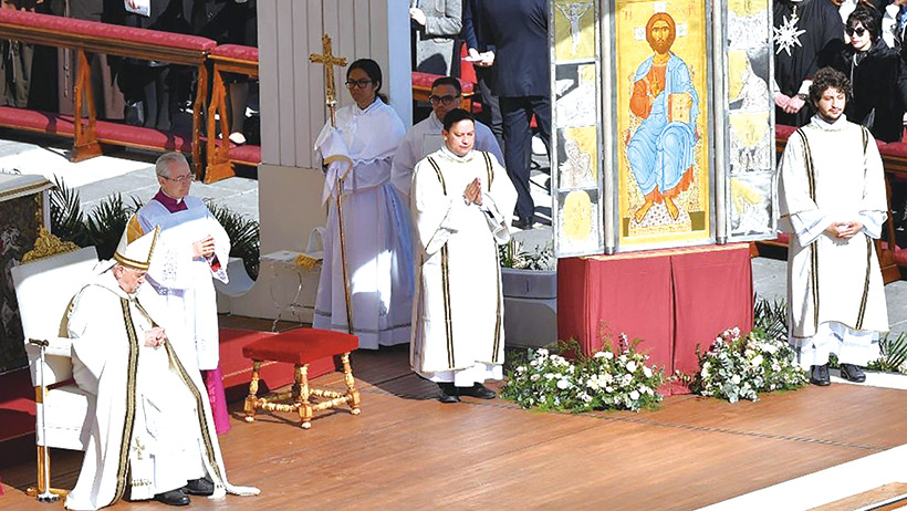 天主教教宗方濟各（左）在梵蒂岡聖彼得大教堂前的台階上，主持復活主日大禮彌撒。（圖／Vatican News）