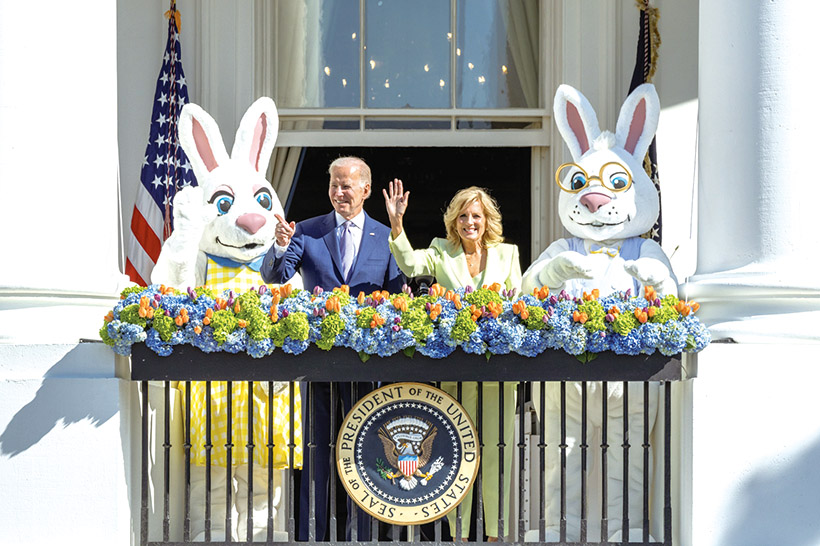 美國總統拜登夫婦在白宮向群眾揮手，同慶復活節。（圖／翻攝自 FB@PresidentJoeBiden）