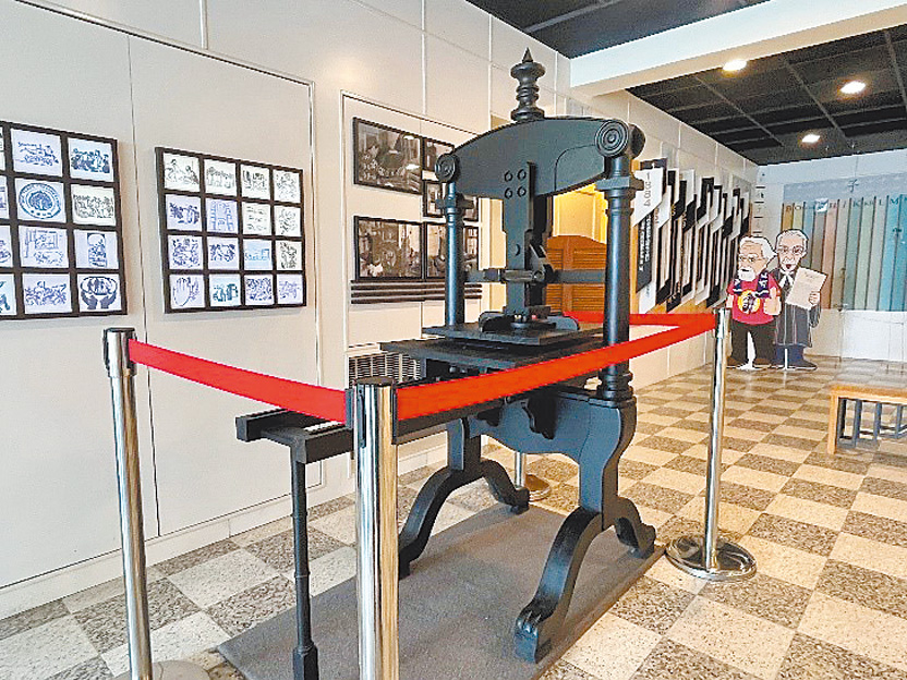 公報社內收藏台灣首座印刷機。（作者攝影）
