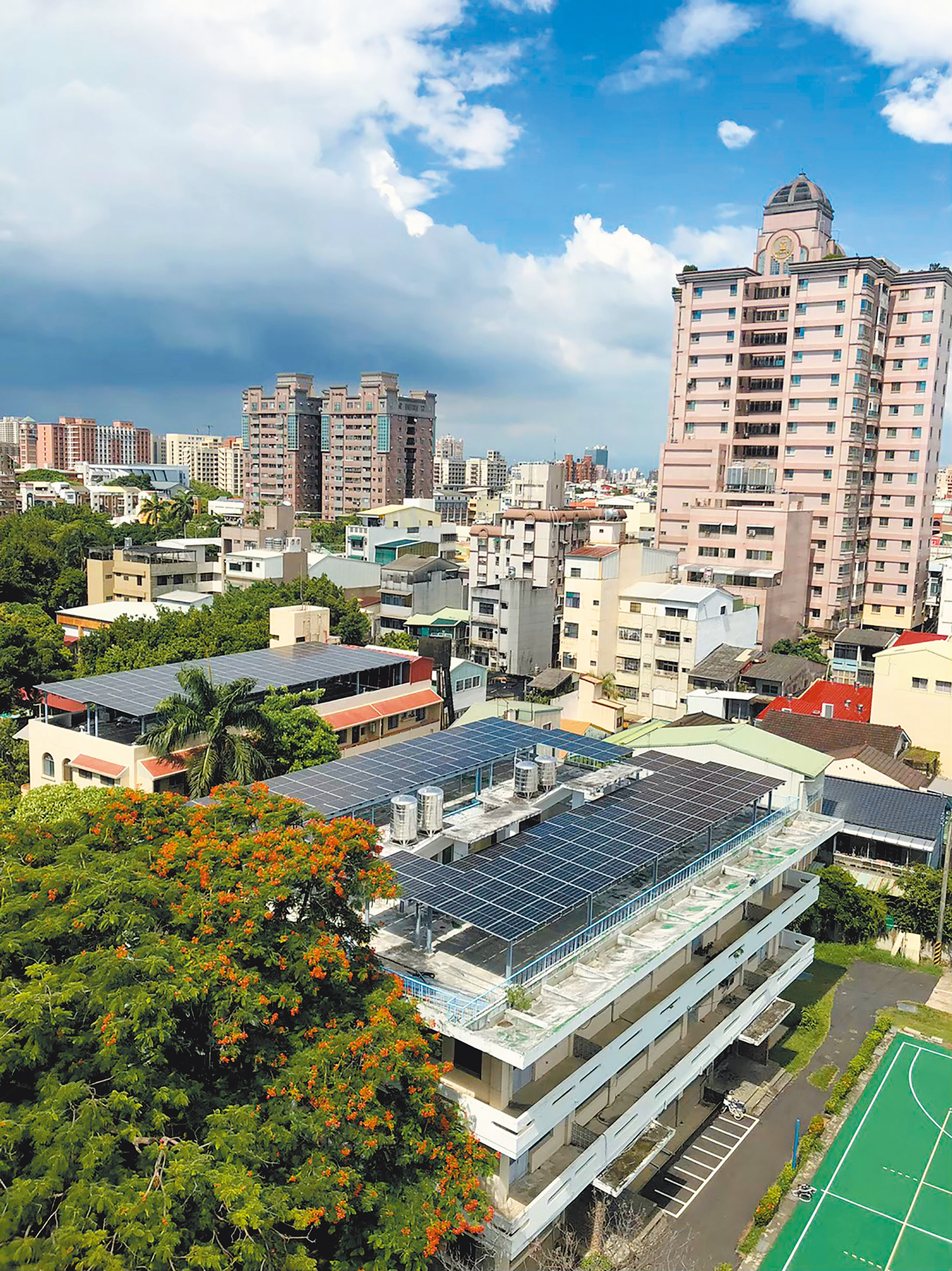 建於校舍頂樓的太陽能板。