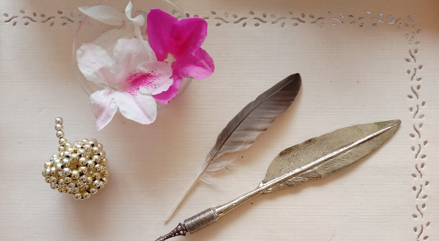 作者預備的小道具：金蘋果、羽毛筆、杜鵑花。