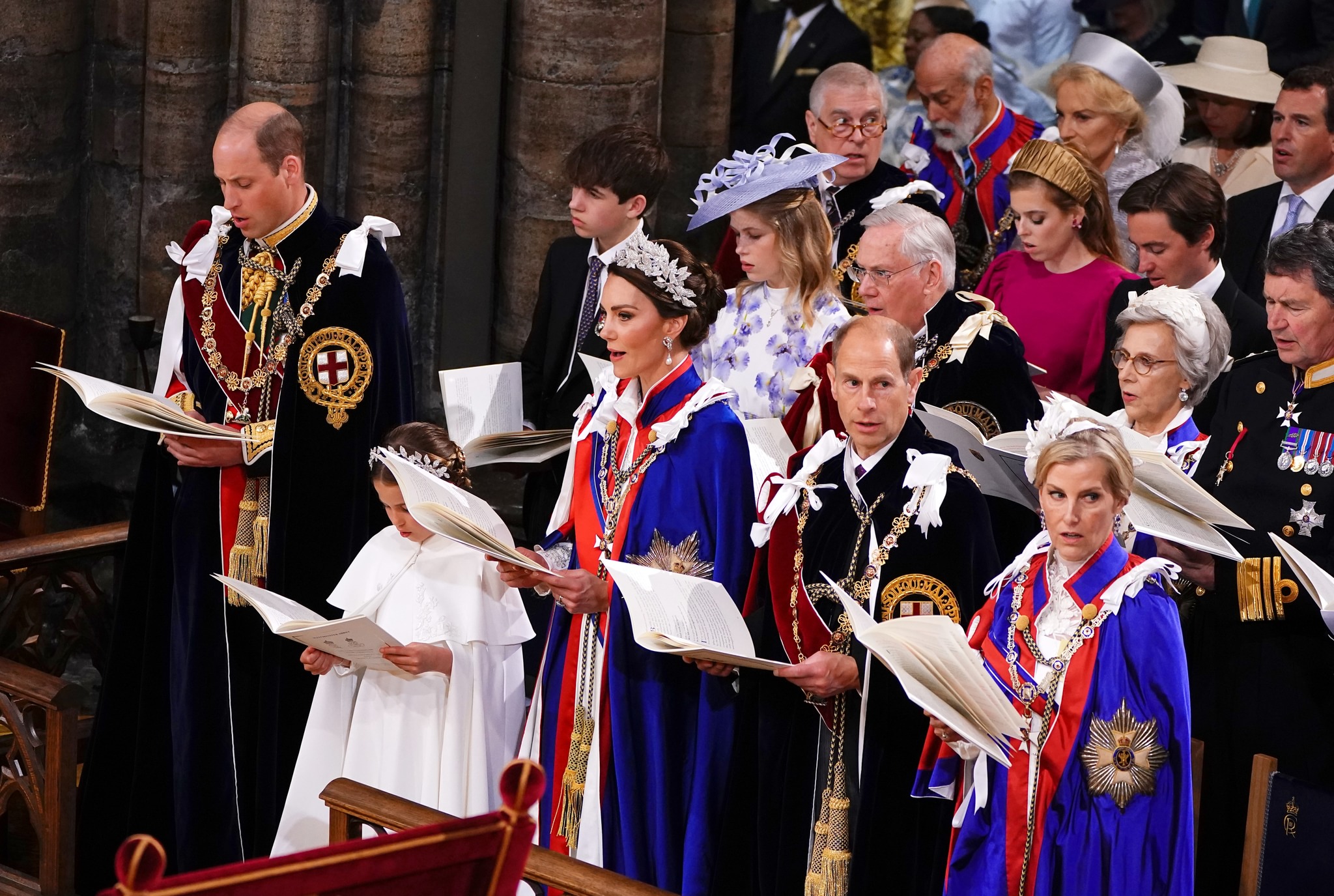 威廉親王和凱特王妃及其子女和其他王室成員參加加冕禮。(圖／FB@westminsterabbey）