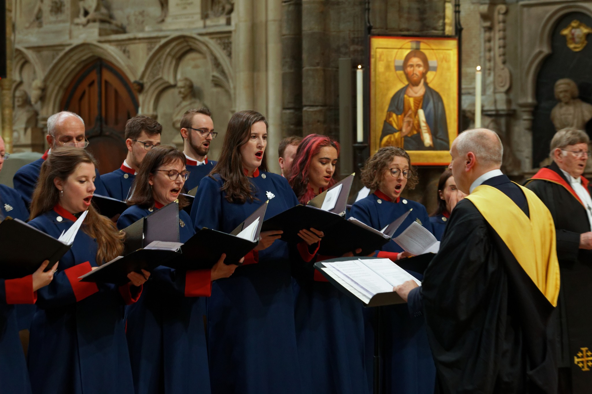 加冕禮中唱詩班演唱。（圖／翻攝自FB@WestminsterAbbey）