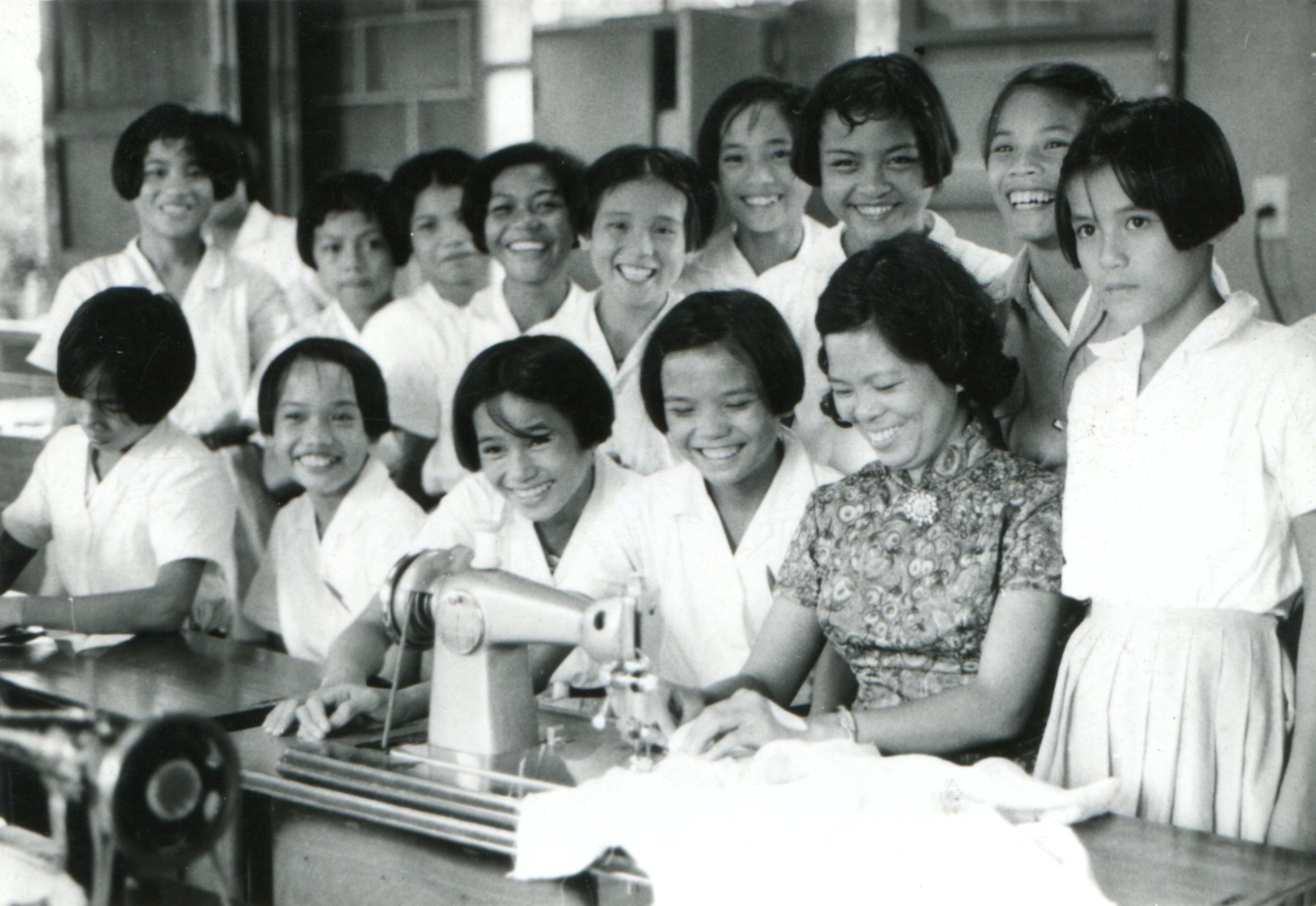 芥菜種會自1964年至1990年代初於花蓮習藝所開辦縫紉班，照片為蔡雲紫老師正教導學生如何使用縫紉機。(圖/芥菜種會提供)