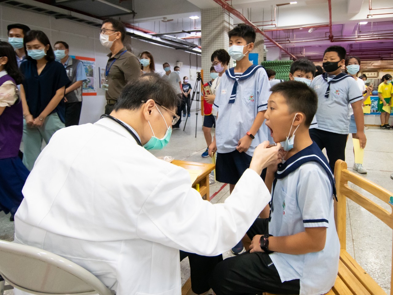 小兒科醫師提醒，除了新冠威脅仍在，現在也是孩童流感及腸病毒好發期。（桃園市政府提供）