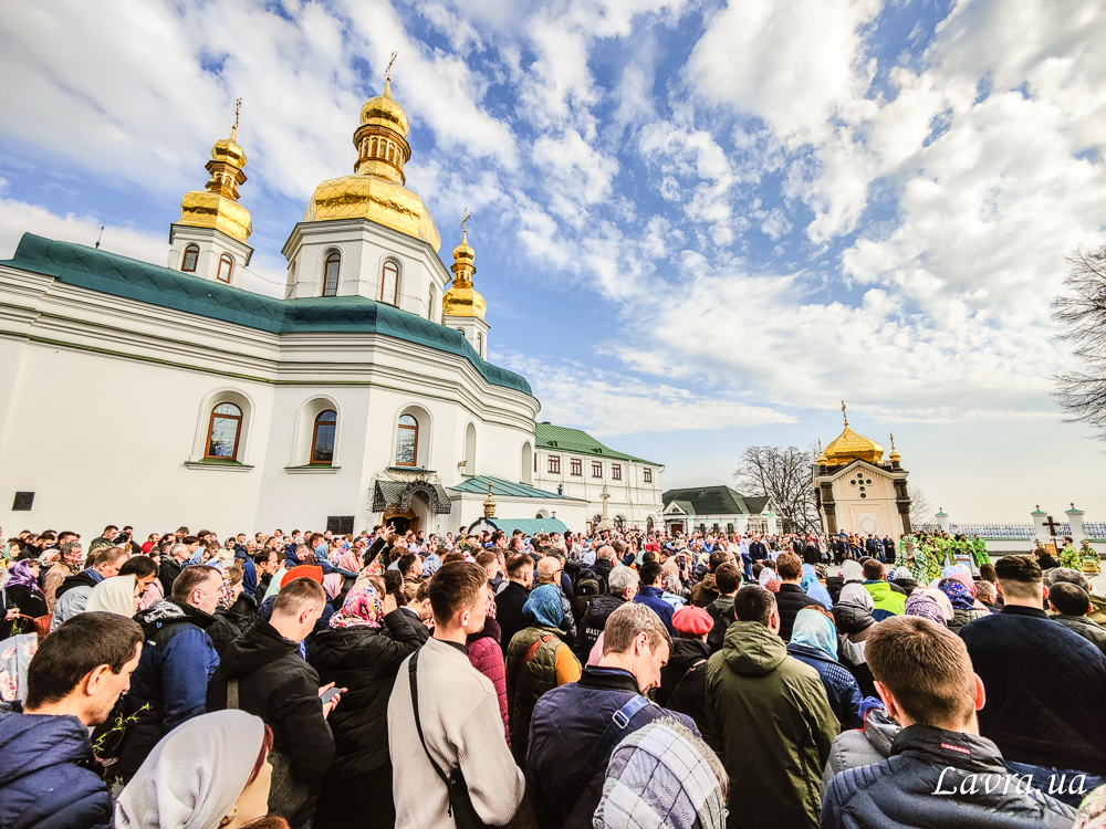 烏克蘭東正教信徒在洞窟修道院。（圖／翻攝自FB@Lavra.ua）