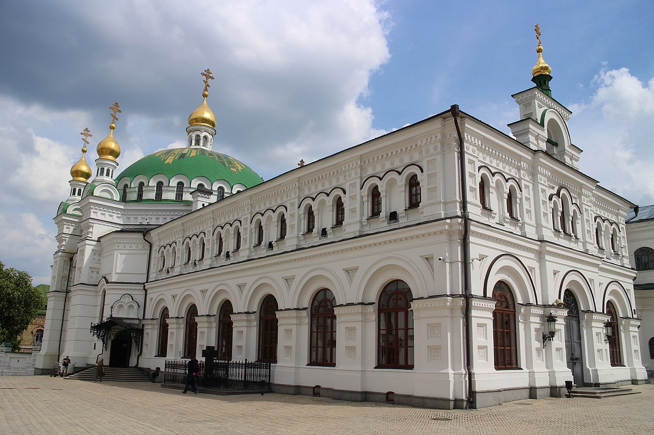 烏克蘭政府於2023年1月停止基輔洞窟修道院中的食堂教堂租約，改供OCU烏克蘭正教會使用。（圖／Wikimedia）