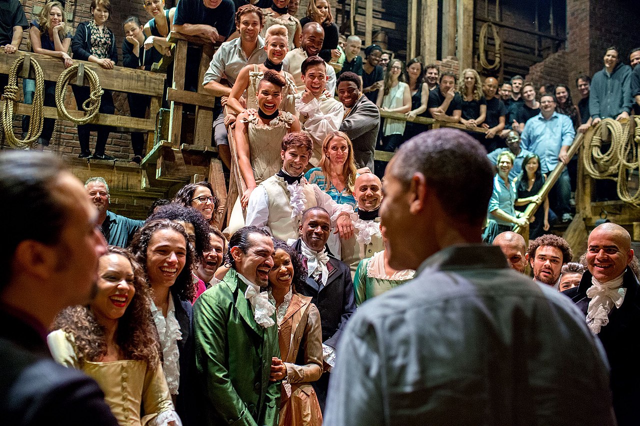 美國前總統歐巴馬曾於2015年觀看《漢彌爾頓》音樂劇，並向演員致意。（圖／Wikimedia）