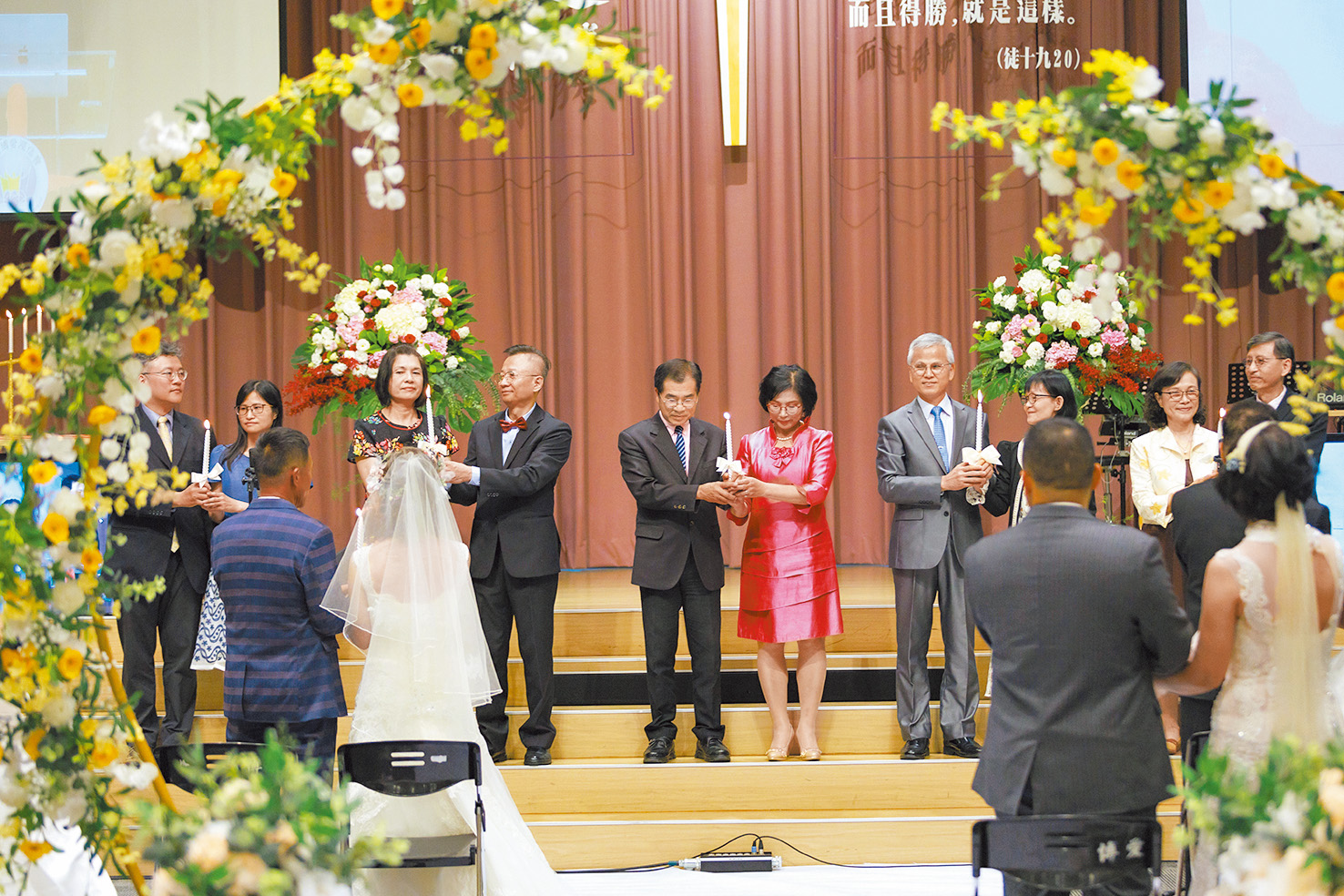 張木泉、方雪霞牧師夫婦在集體婚禮帶領點燭誓約。（圖／張木泉牧師臉書）