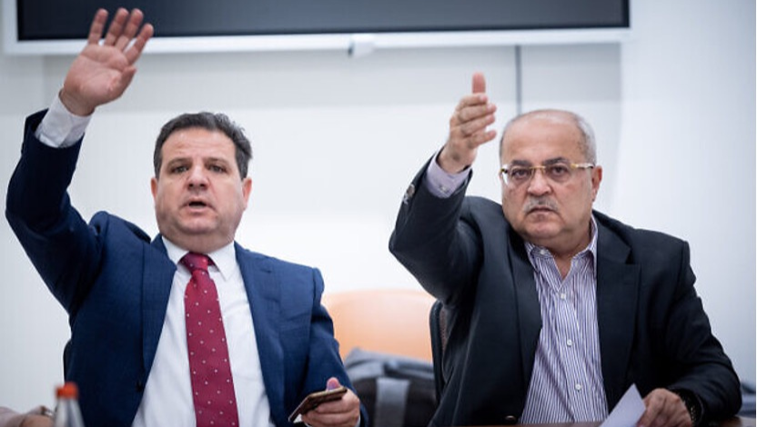 「哈達什－塔阿勒黨」（Hadash-Ta’al party）領袖艾曼．歐德（Aymen Odeh，圖左）和艾哈邁德．提比（Ahmad Tibi，圖右）。（照片來源：Yonatan Sindel/Flash90）
