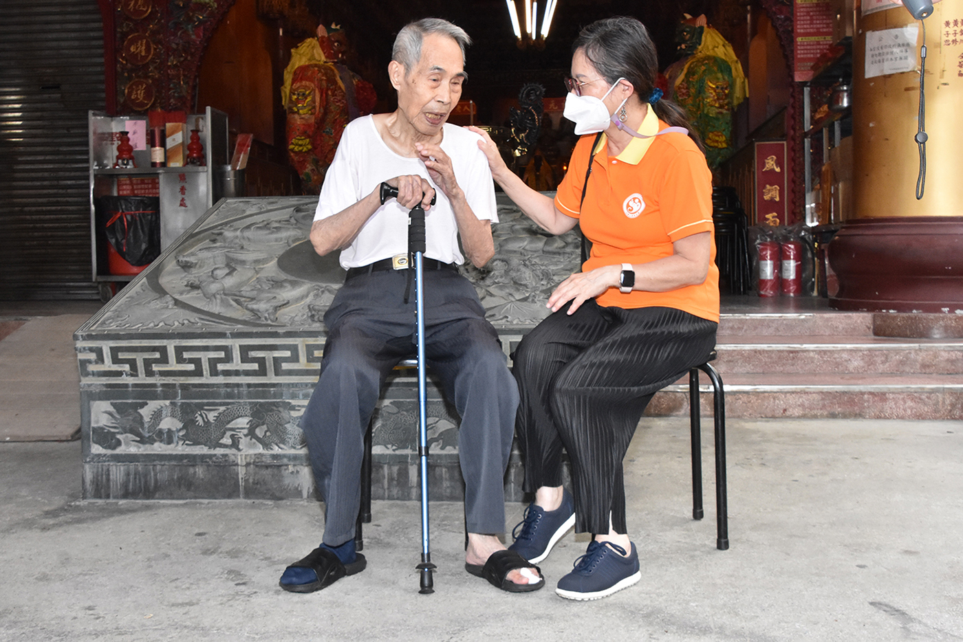 切膚之愛基金會詹麗珠執行長（右）及服務團隊，陪伴董爺爺。(圖/切膚之愛基金會提供)