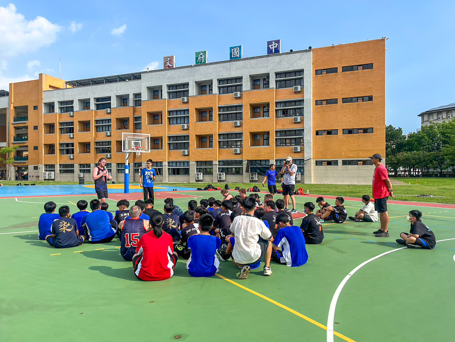 向國小同學分享福音與進行籃球教學。