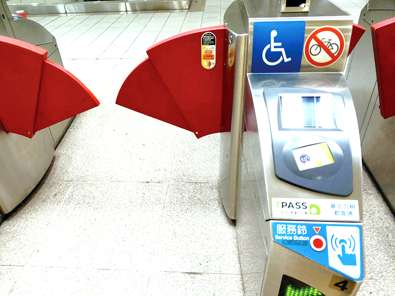 台北捷運宣傳即將上路的「TPASS行政院通勤月票」。（梁敬彥攝影）