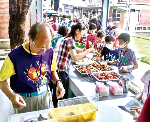 午餐時間,孩子吃多少飯菜需付多少錢。（圖／林萩洵提供）