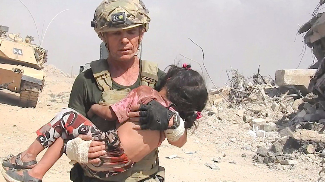 戴夫搶救在伊拉克受到伊斯蘭國迫害的孩童。（圖／翻攝自IG@ Free Burma Rangers）