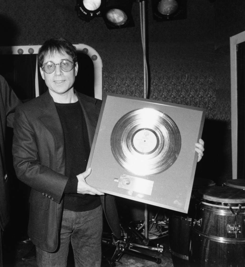 1987年〈恩典之地〉在德國獲金唱片獎。（圖／翻攝自PaulSimon臉書）