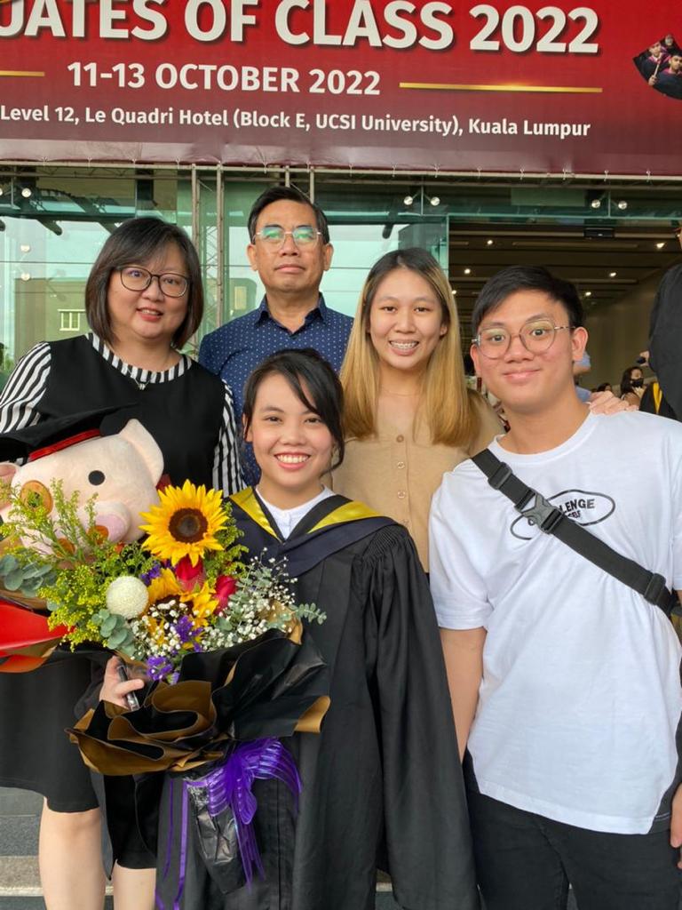 王祖祥在大女兒的大學畢業典禮上與家人開心合照。
