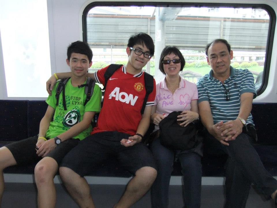 邓文辉与太太带着孩子乘搭轻快铁。