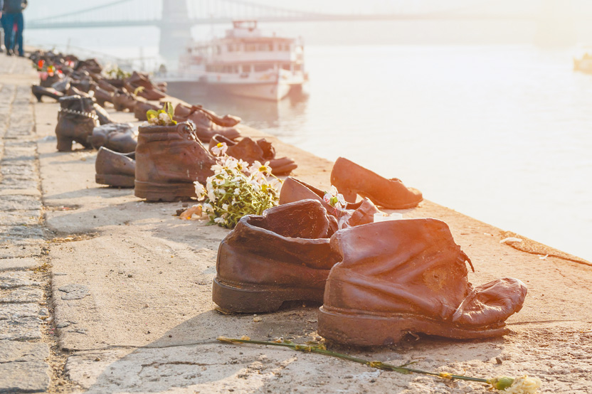 「多瑙河畔之鞋」提醒後人勿重蹈覆轍。