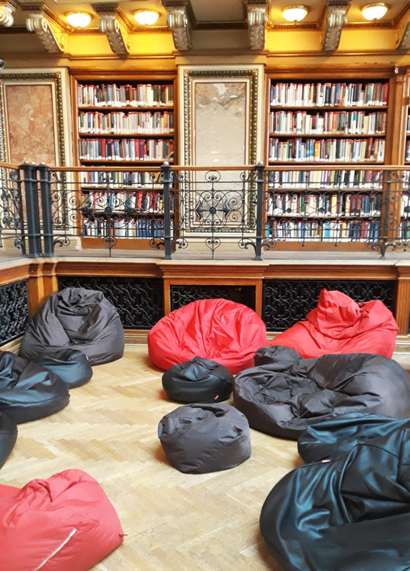 散發古典氣息的圖書館一隅，安排了懶骨頭沙發讓人放鬆閱讀。（作者攝影）