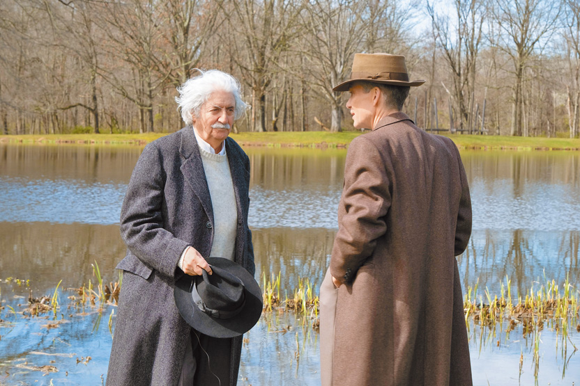 接任普林斯頓高等研究院院長的奧本海默，向在該院教書的愛因斯坦致意，兩人談論以原子彈當武器所引發效應。（劇照提供：環球影業）