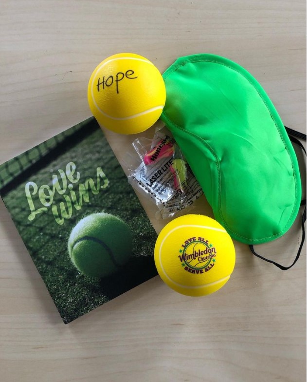 第三空間事工送給排隊網球迷的小禮物，包括寫著勵志小語的壓力球、耳罩、眼罩和附有網球小常識和遊戲的路加福音。（圖／翻攝自IG@thirdspacemin）