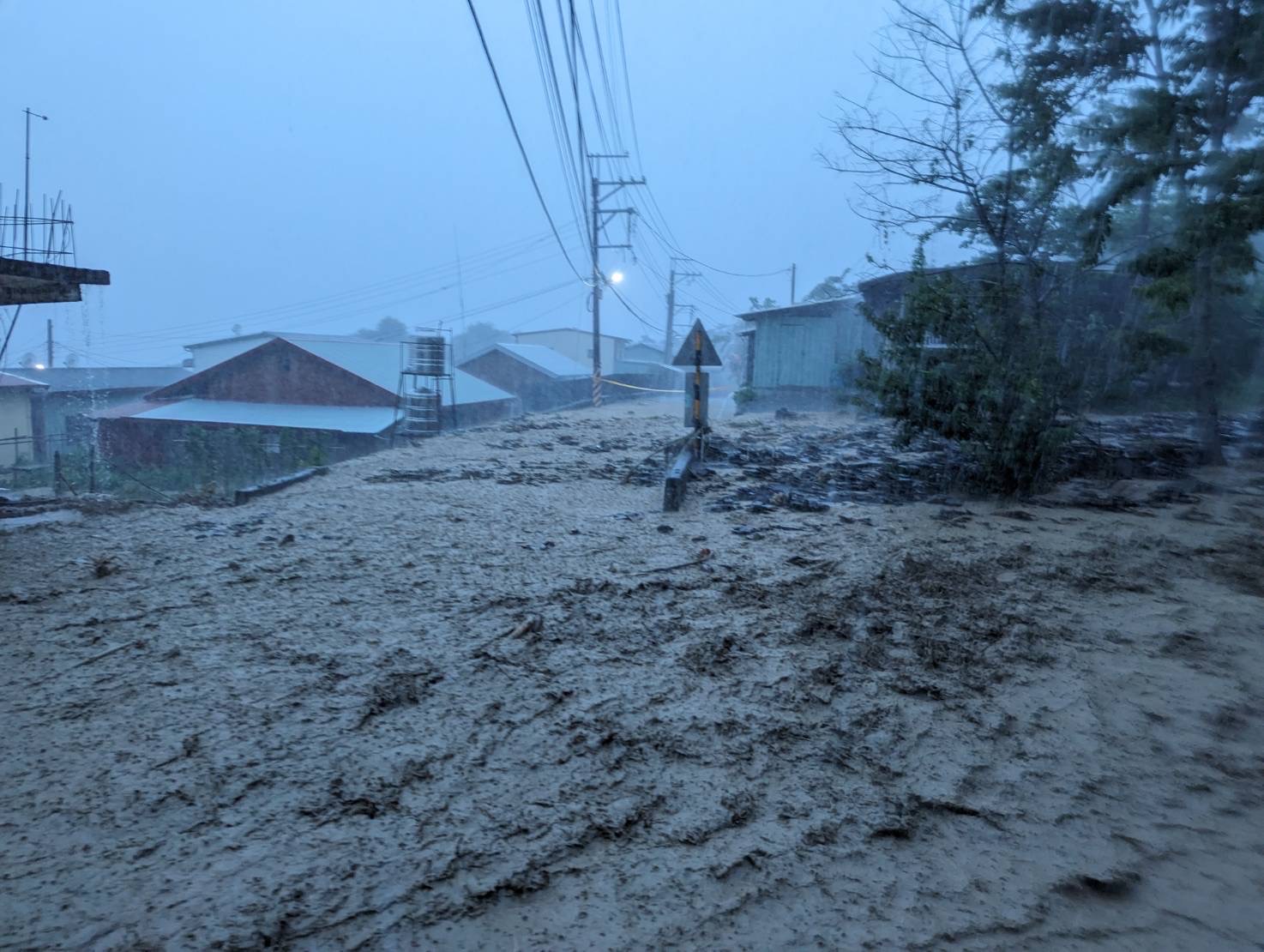 道路被水淹。(圖/魏錫欽牧師提供)