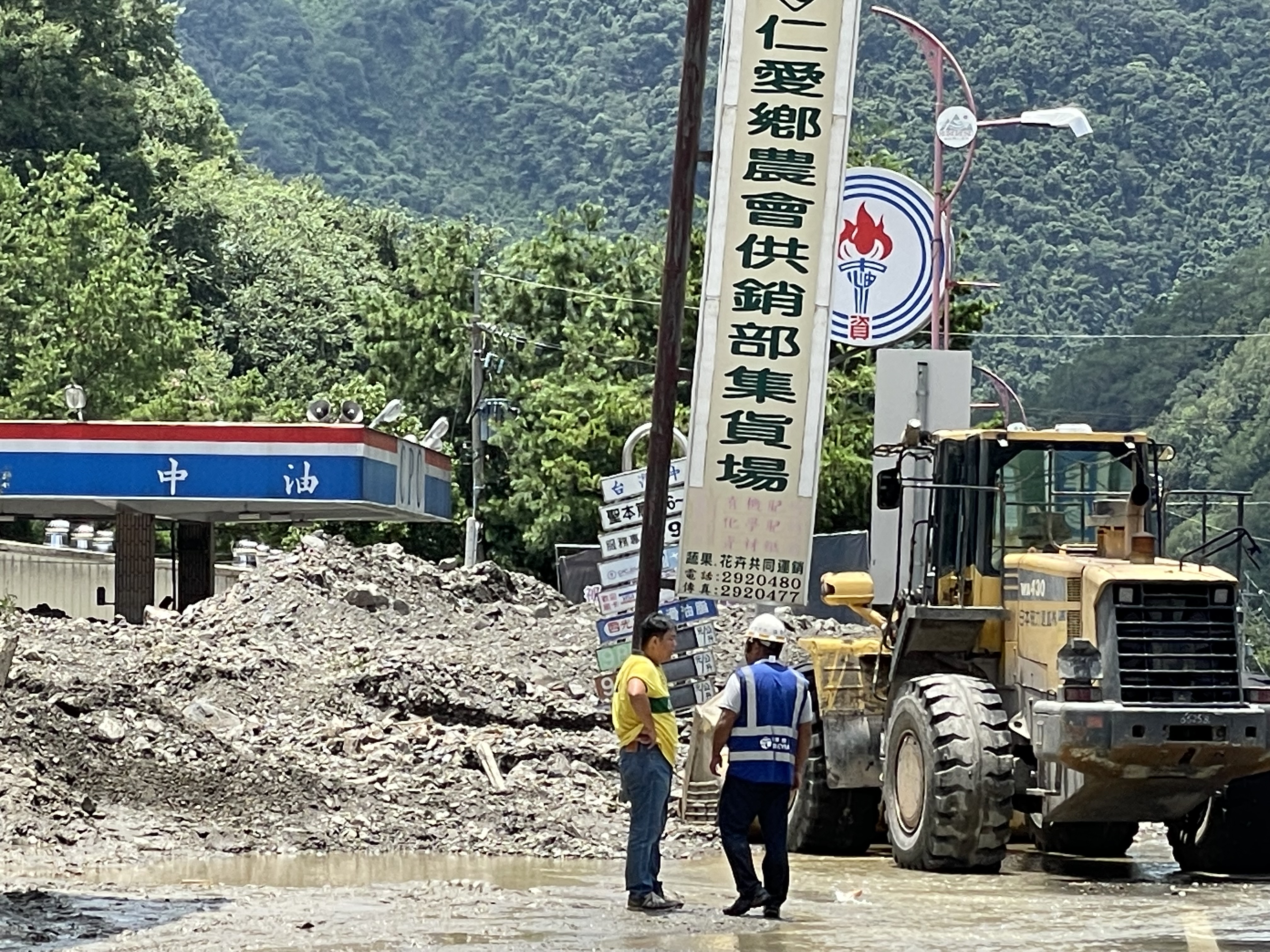 被土石流掩埋的加油站等待清楚。(圖/李容珍攝影)