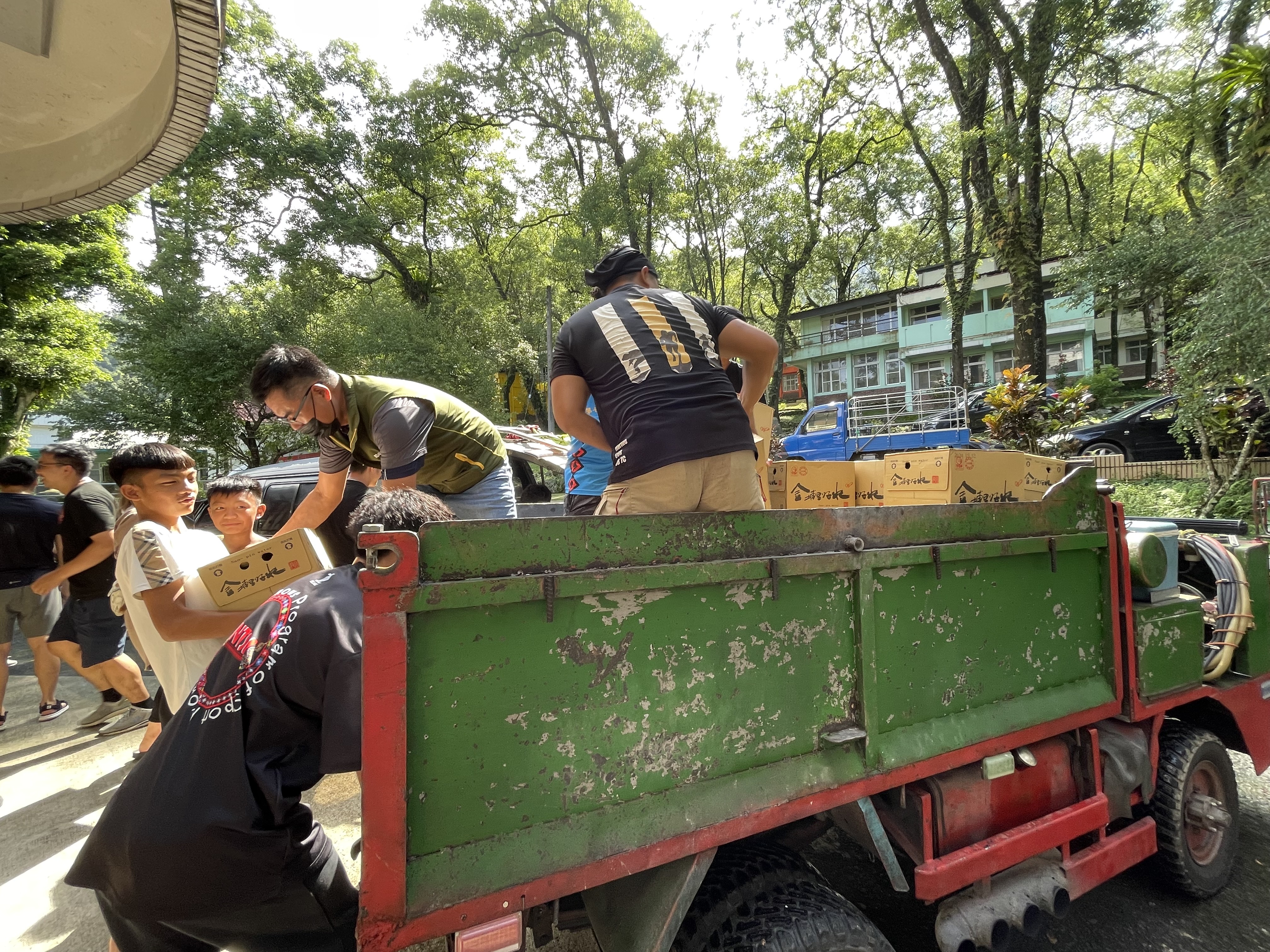 搬運水泥的鐵牛車也來協助。(圖/李容珍攝影)