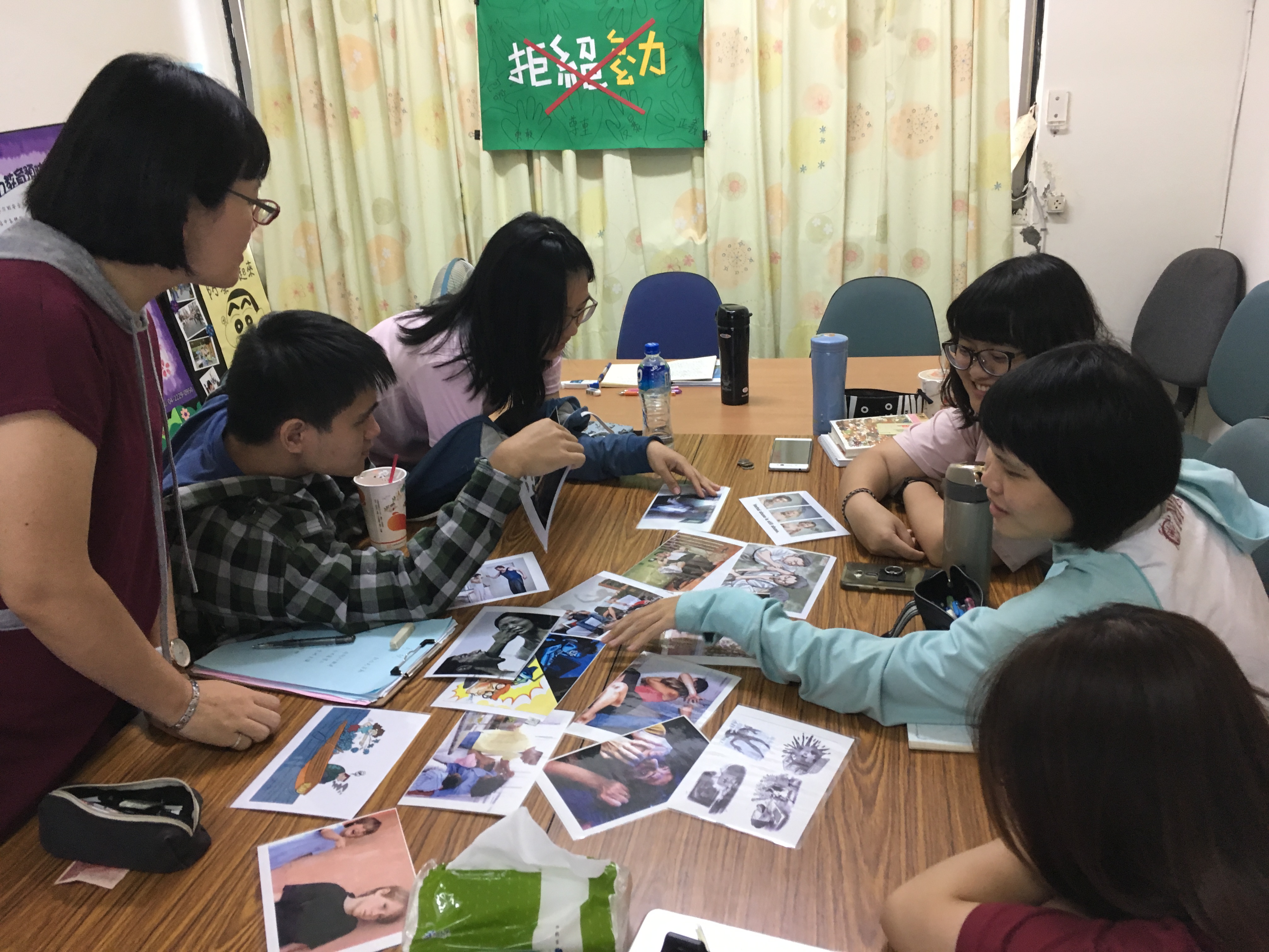 團體中帶領大專生從分辨暴力類型到討論對關係影響及關係中的權控議題。(圖/善牧基金會提供)