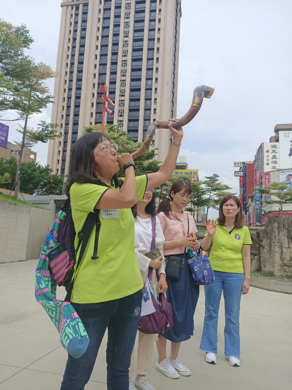 眾人在城門吹響號角祝福城市（主辦單位提供）