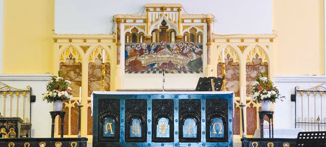 基督堂講台後方最後的晚餐瓷磚畫。（作者攝影）