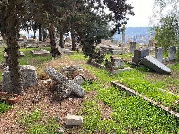 錫安山的基督教墓園遭到破壞。（照片來源：Oliver Hersey）